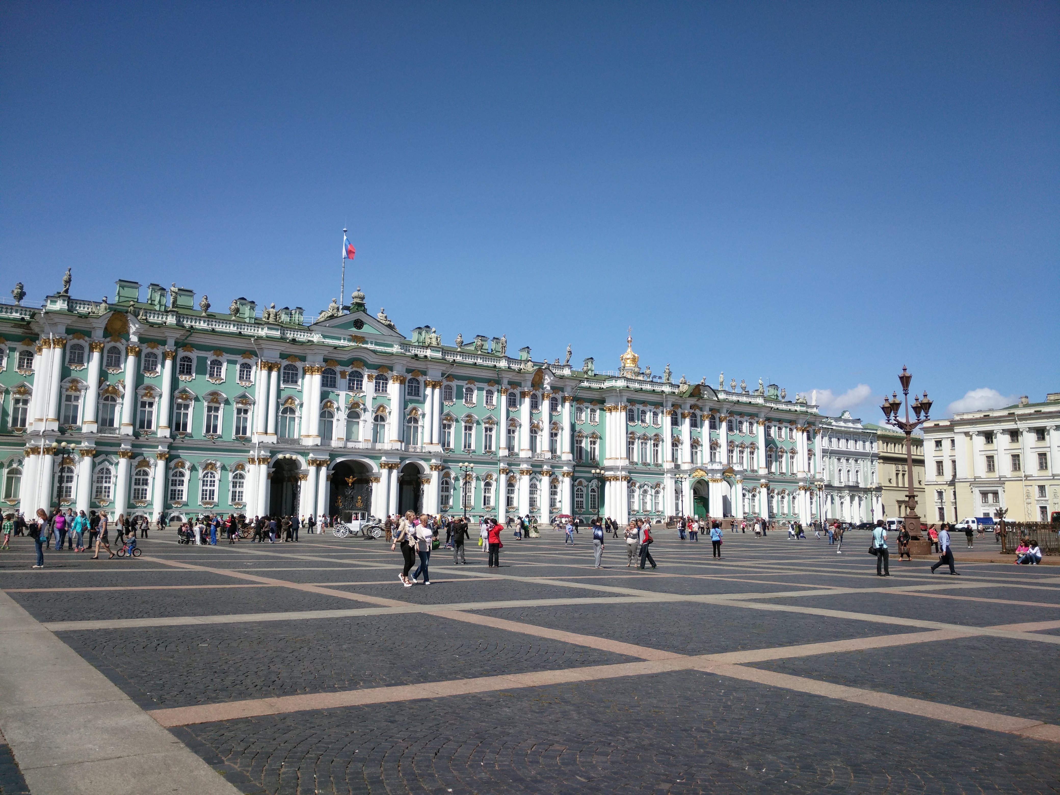 冬宫广场(palace square)是圣彼得堡的中心广场,被沙俄时代的豪华建筑