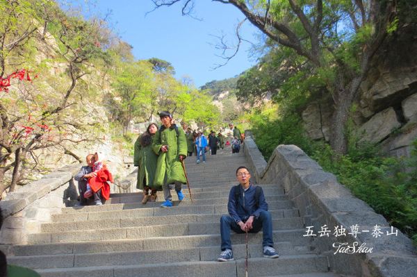 我和我女朋友一路爬山过程中遇 从天外村坐大巴到泰山半山腰真的很快