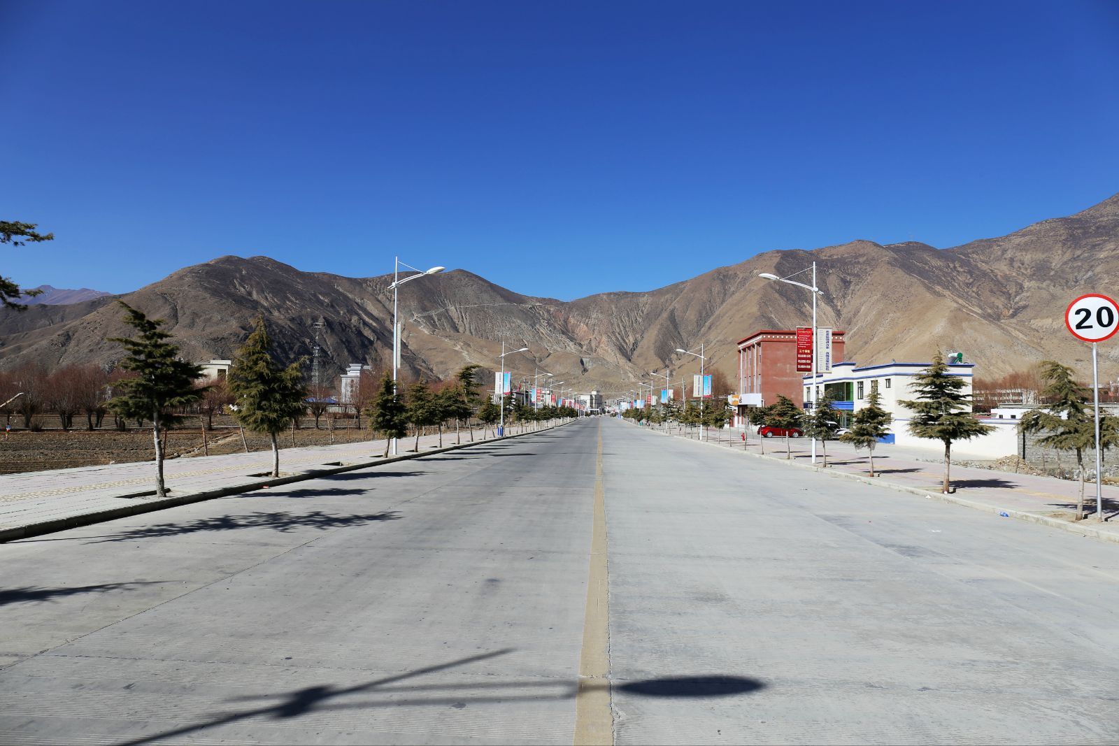 近80公里的沙石路结束了 桑日县.山南