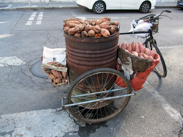 图2-45:卖烤红薯的车