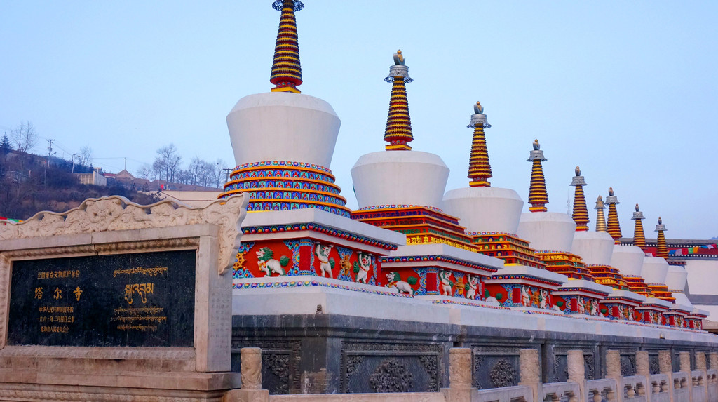 塔尔寺是青海省藏传佛教中的第一大寺院.