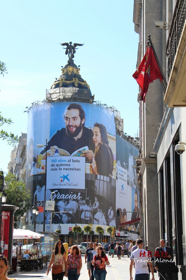 是西班牙首都马德里市中心的一条华丽的高档购物街,东起阿尔卡拉街