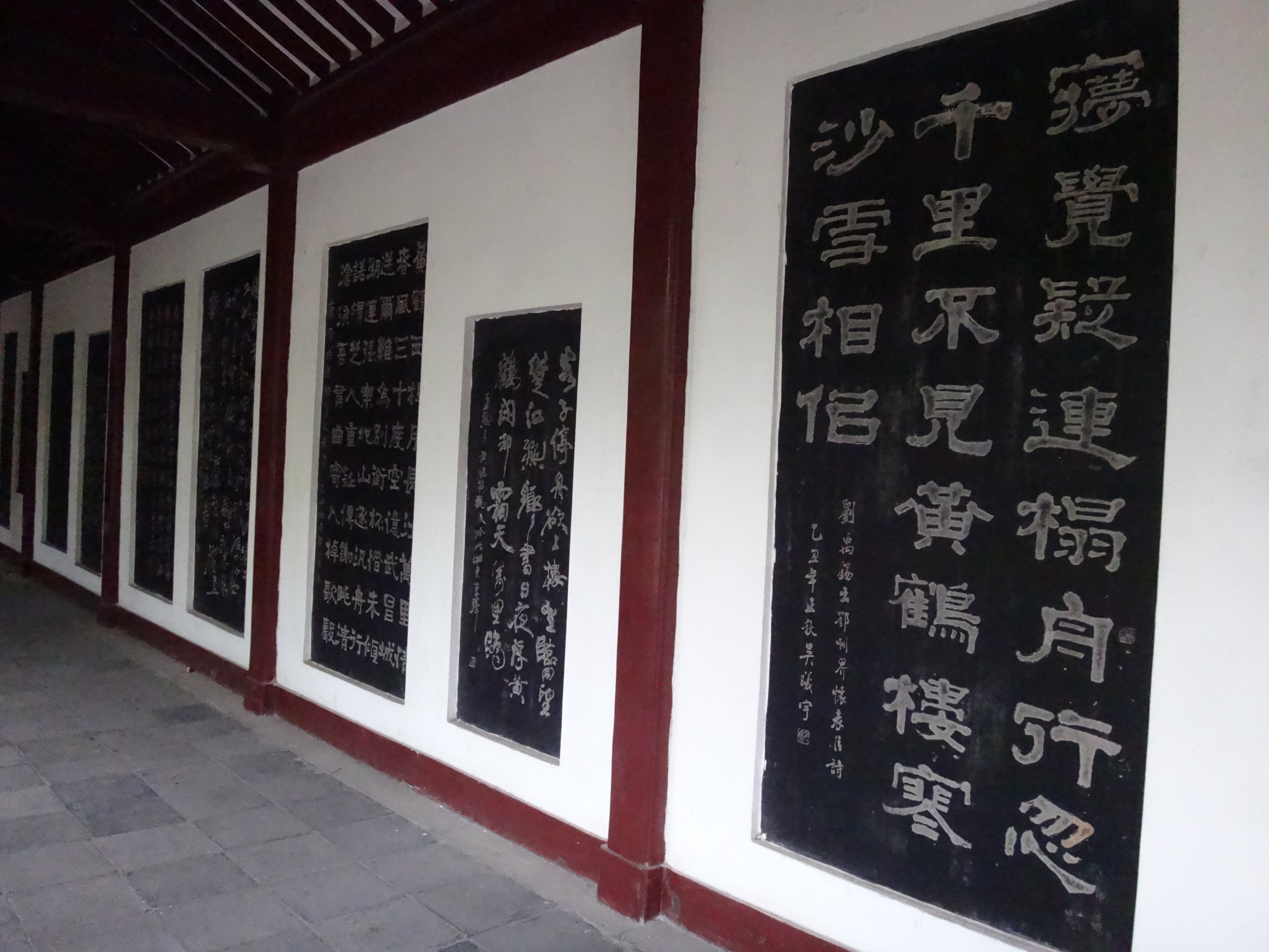 武汉的面积是8494平方公里,而我居住的广州亦只有7434平方公里,本打算7月的武汉之行,因为雨季天气不好的原因而搁置,还好终于在9月3日这个意外得来的假期里面成行了,因为没有假期,只能是利用3天的法定假期小游武昌的几个著名的去处,也算是体验了一把大武汉的情怀。为啥只说游武昌呢,因为武昌是湖北省的政治、经济、文化和信息中心,大名鼎鼎的黄鹤楼、武汉大学、户部巷、东湖都在这一区,所以作为武汉短期旅游的切入点个人认为是非常正确的。 这次也是孤单的旅行,不过一个人也有一个人的自在,去哪、吃啥、住哪家都是自己说了算