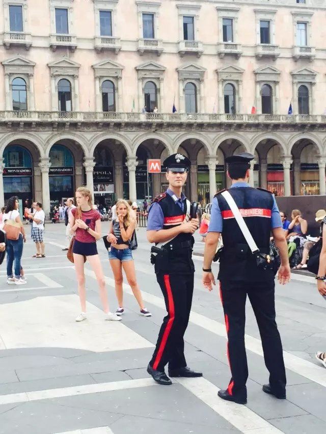 又高又帅的警察!欧洲人的身高真是让我看着喜欢!