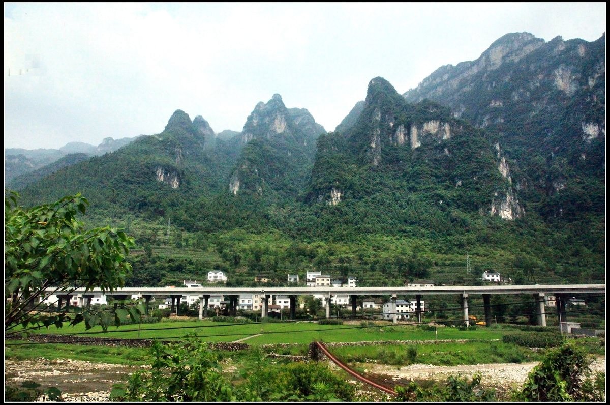 从宜昌出发赴神农架,途中经过兴山县高岚景区,四个多小时的路途,如同