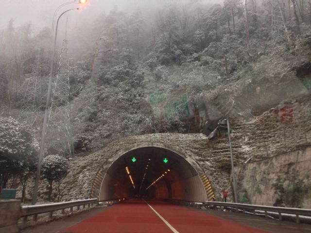 泥巴山隧道这边,白雪皑皑. 三江桥