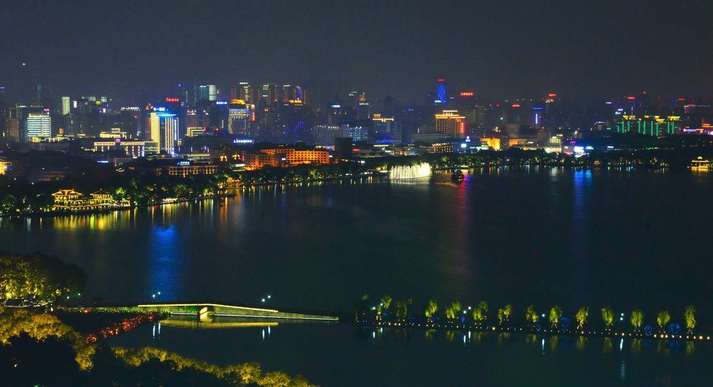 后来回到西湖,回望爬过的宝石山,映衬着灯光变换的荷花,太美!