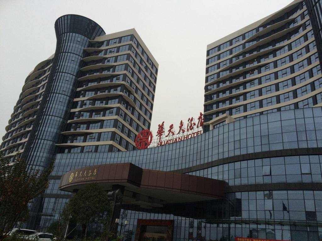 从酒店出发走上四五分钟就到去天门山的索道公司了,去张家界车站也