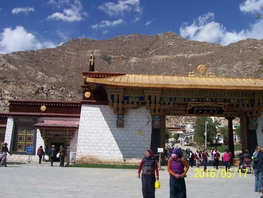 色拉寺大门(门票50元/张)