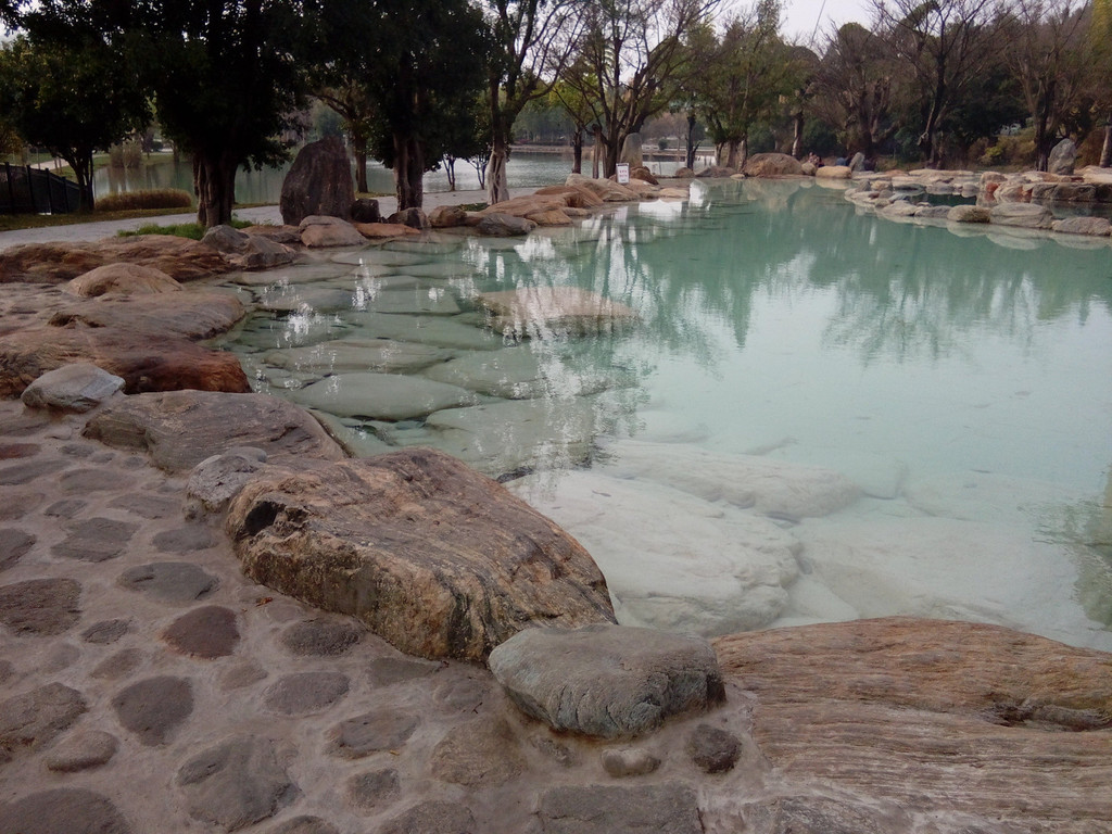 老同学带我来体验了弥勒的一大特色就是温泉,并且我们来的是湖泉的