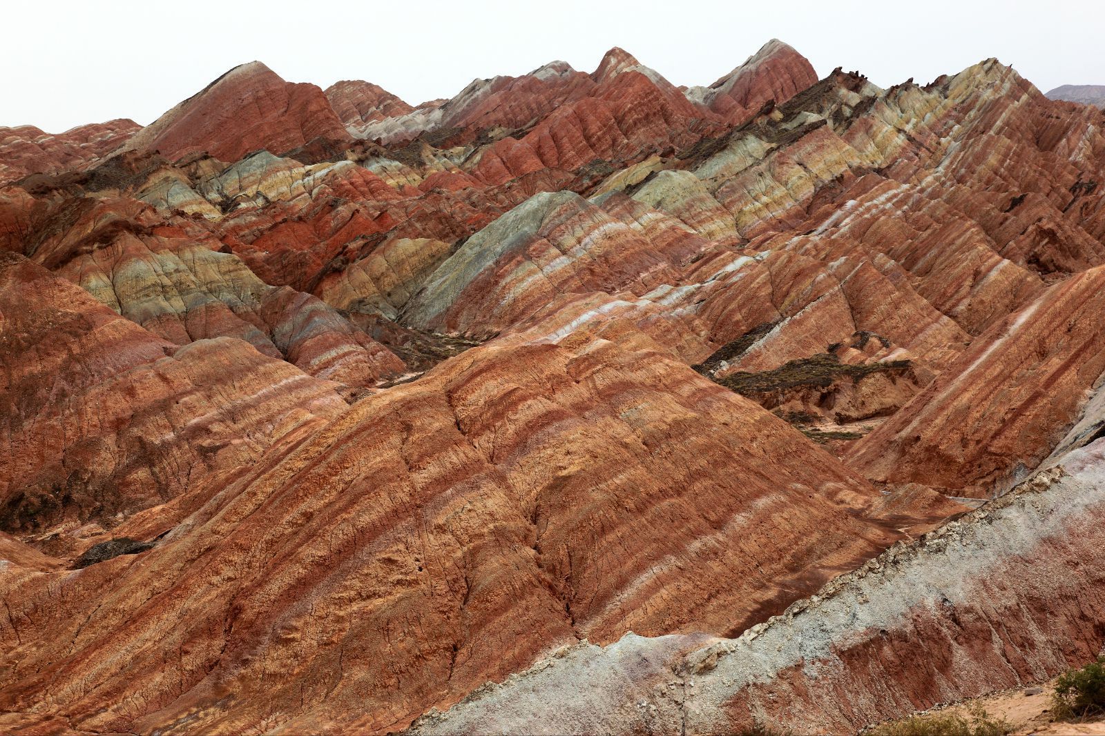丹霞是指红色砂砾岩经长期风化剥离和流水侵蚀,形成的孤立的山峰和