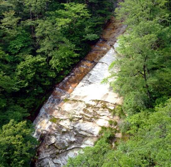 附近有"江淮分水岭"石碑,这里有岔路通向湖北的天堂寨,湖北和安徽的