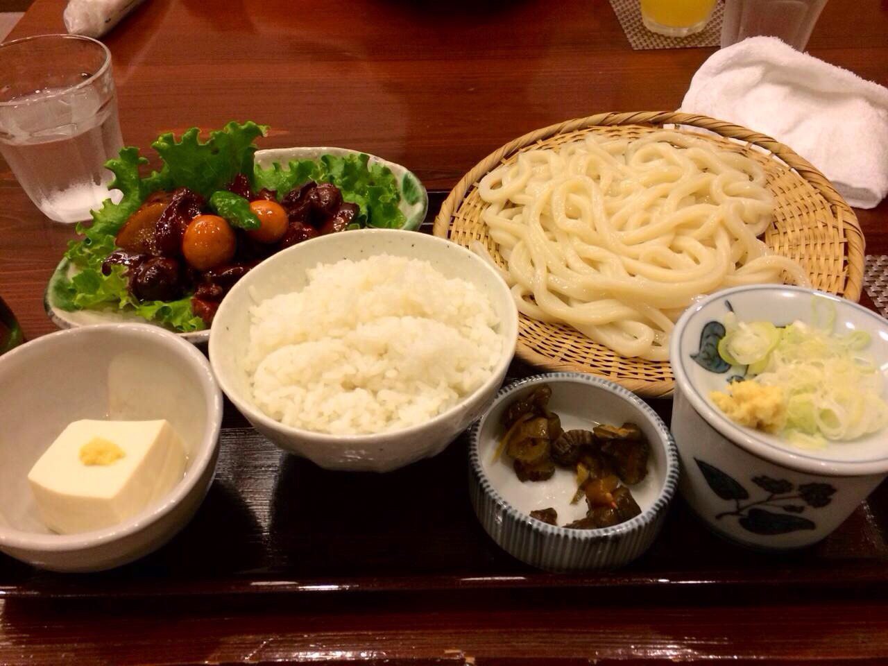 面食和米饭的套餐组合,在日本并不稀奇.再点一次鸟もつ煮,味道太美.