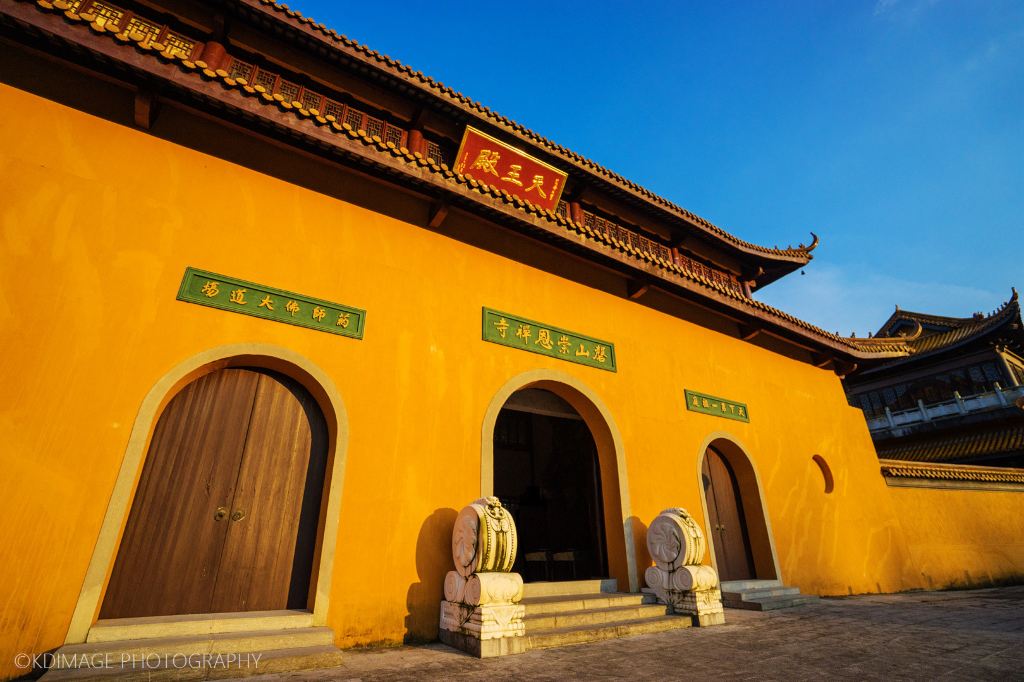 金碧辉煌的殿门,上面分别写了 "磬山崇恩禅寺","天下第一祖庭"和 "