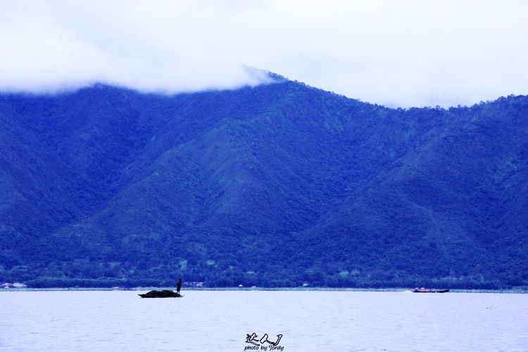 【达人J茵莱湖私家贴士与旅游费用】: 2010年9月1日起缅甸取消落地签政策,务必注意要去缅甸必须先在国内办理签证才能入境。Mingalabar!是缅甸语你好!的意思,学会了很好用,见人就先来一句会博得当地人好感。 特纳卡是缅甸妇女的专属化妆品,在缅甸上至80岁下至5岁的妇女或儿童都会在脸上涂抹特纳卡。它是一种用黄香树树皮研磨成粉涂抹在脸上的护肤品,可以防晒和祛斑。所有集市和市场都有的卖。 茵莱湖是缅甸最负盛名的避暑胜地,虽然每年游客很多,但当地人仍然保存着自己的传统生活方式。去茵莱湖可乘缅甸