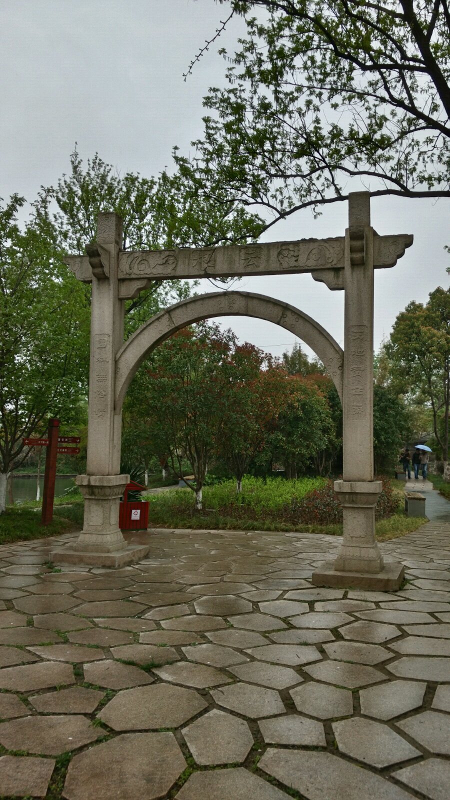 云根岛,岛上有奇石.并葬有东晋郭璞遗物. 镇江金山寺