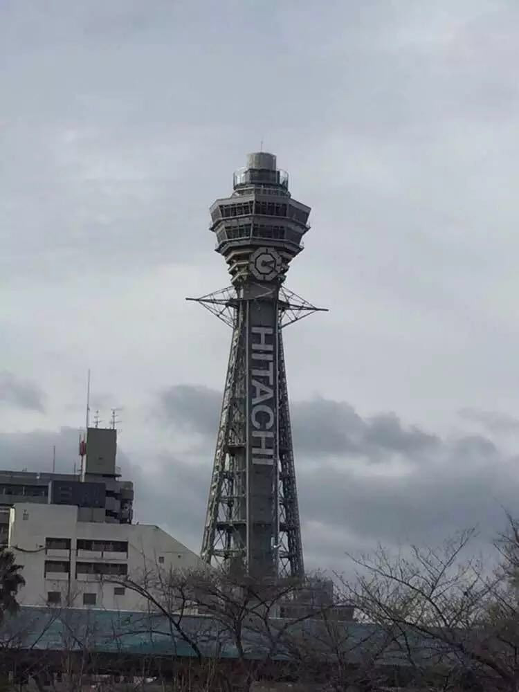 在动物园园区内看到大阪的通天塔