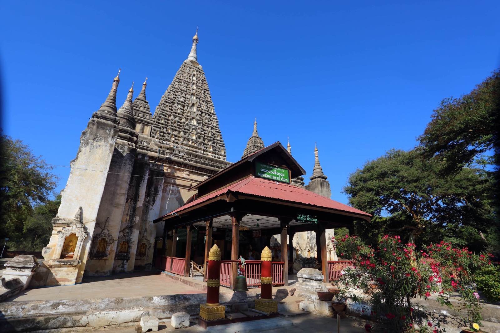 是仿造佛祖悟道地印度菩提迦耶的摩诃菩提寺所建