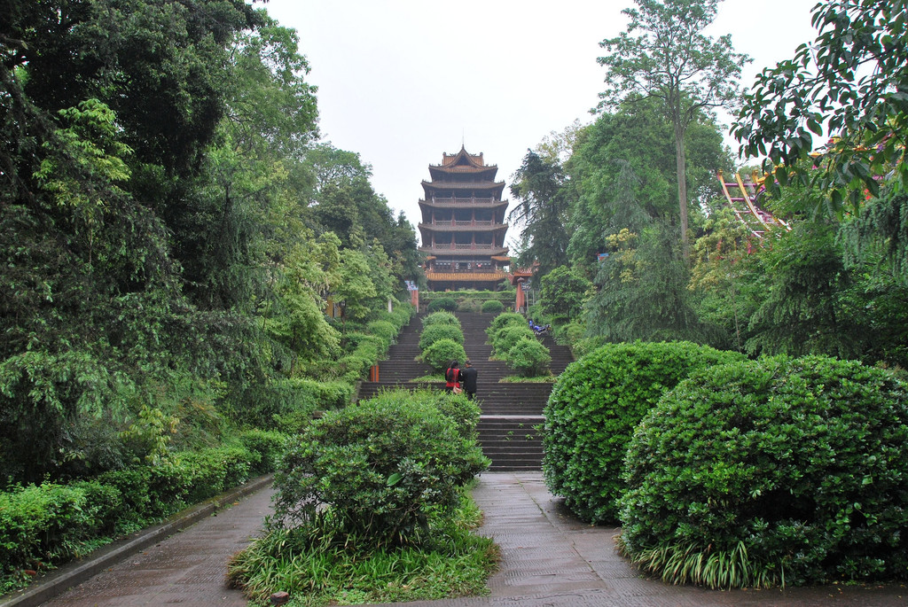 位于重龙山顶,据说系隋唐蓬莱阁旧址的重龙阁,曾掘地得四佛像和绿色