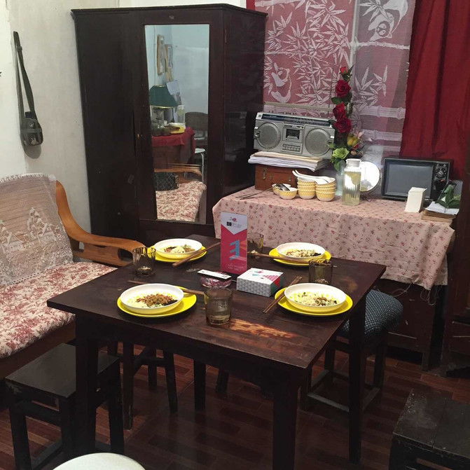 这是一个隐藏在闹市中的一个小店周围环境像80年代的旧屋店面装修虽然