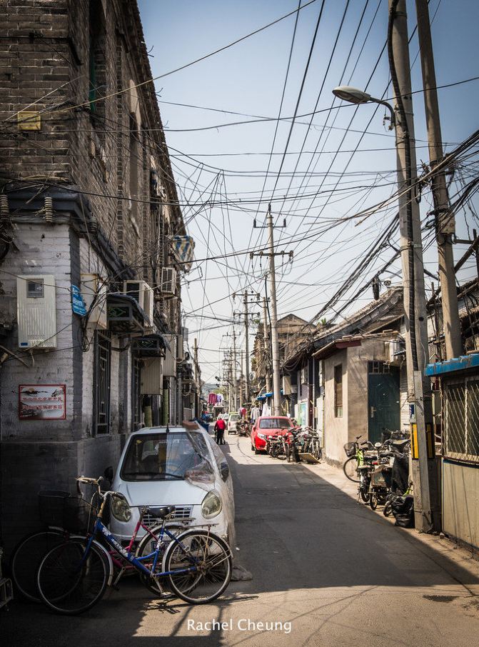 "胡同"即小街巷,在上海称"弄堂",在南京叫"巷子".