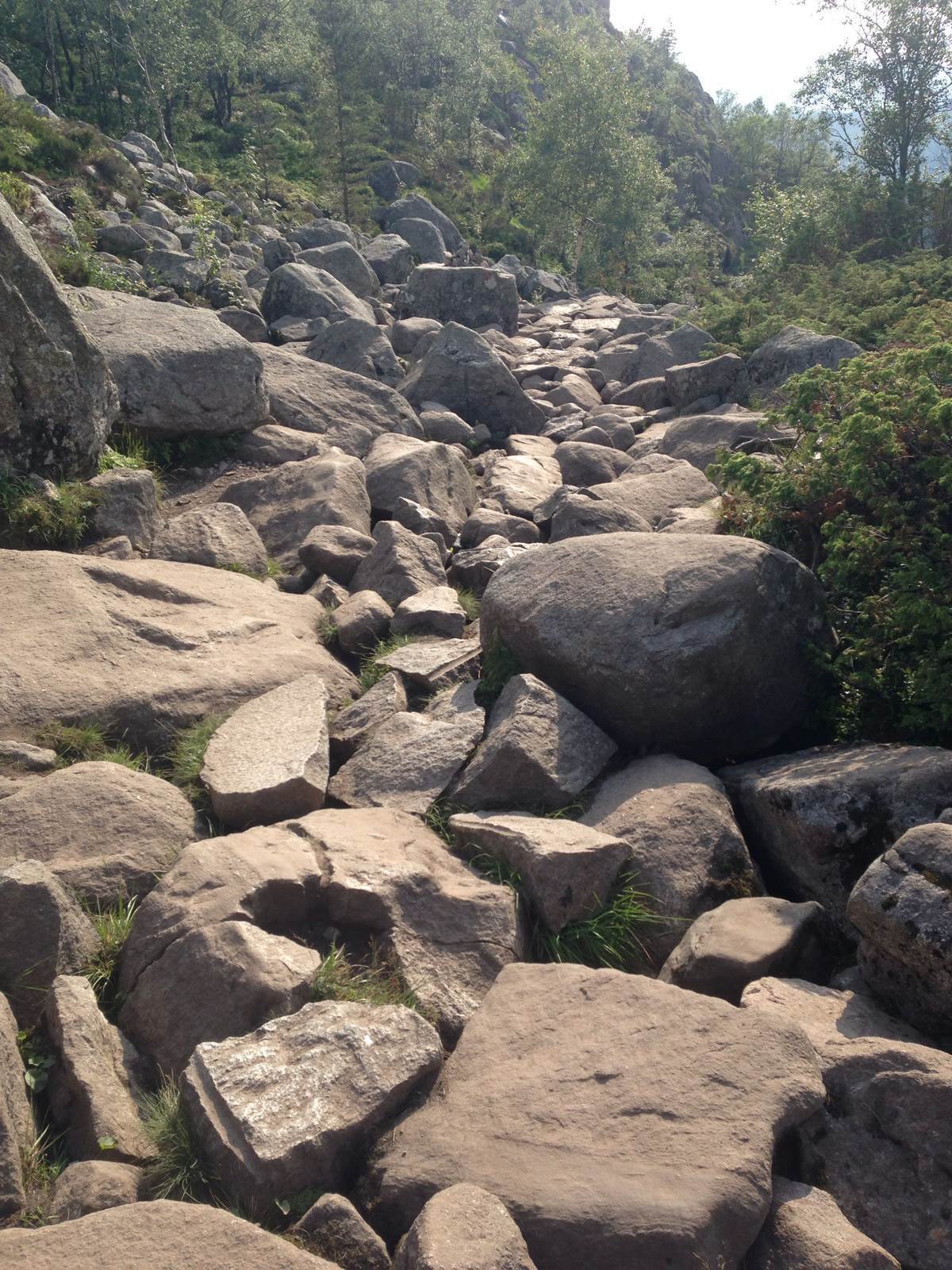 布道石上山路