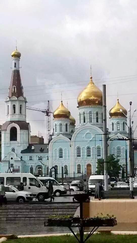 这是俄罗斯赤塔火车站前金顶教堂(典型的俄式洋葱头圆顶教堂).