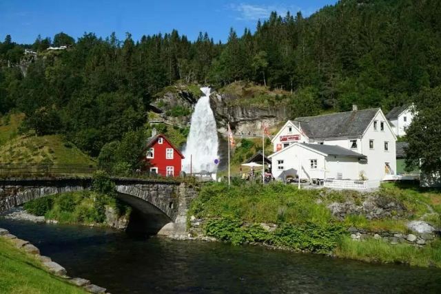 哈当厄尔峡湾,这里风景壮观迷人,一派田园风光,尤其以春季繁花似景的