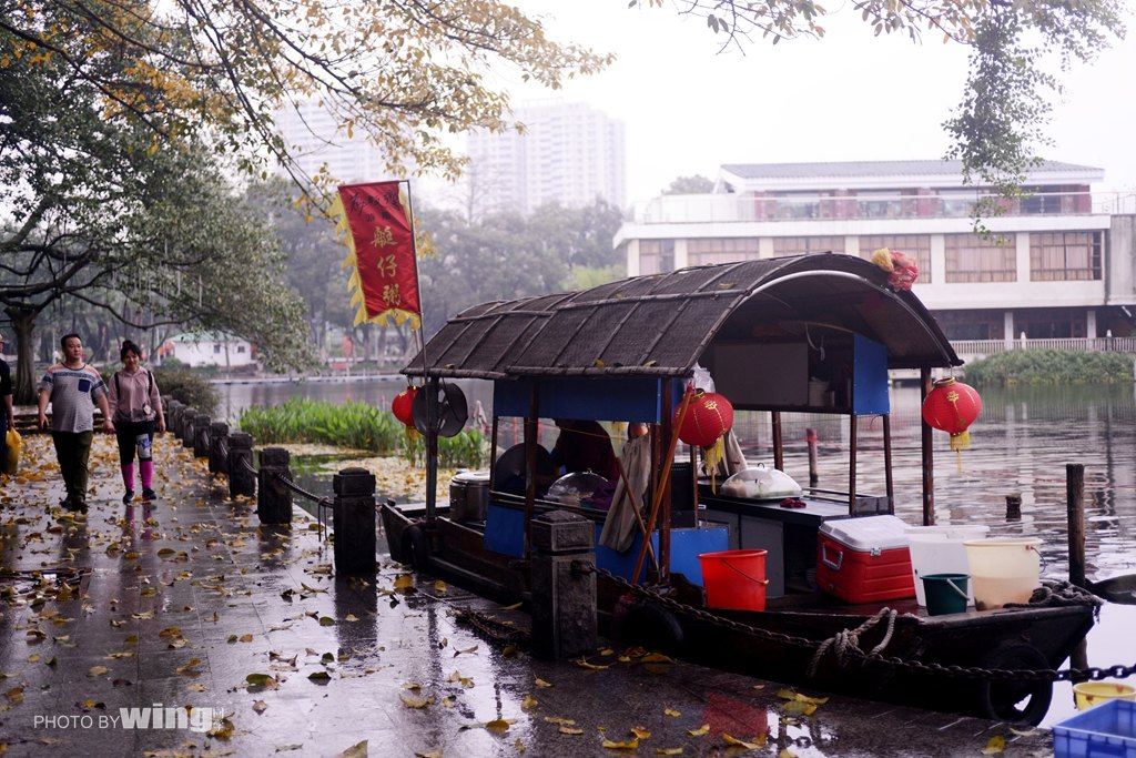 相传一些水上人家用小船在荔枝湾河,珠江边上贩卖和制作,因此得名.
