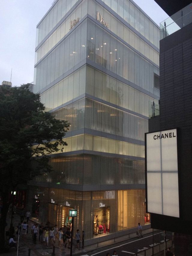 妹岛和世与西泽立卫设计的dior旗舰店,与chanel毗邻. 表参道