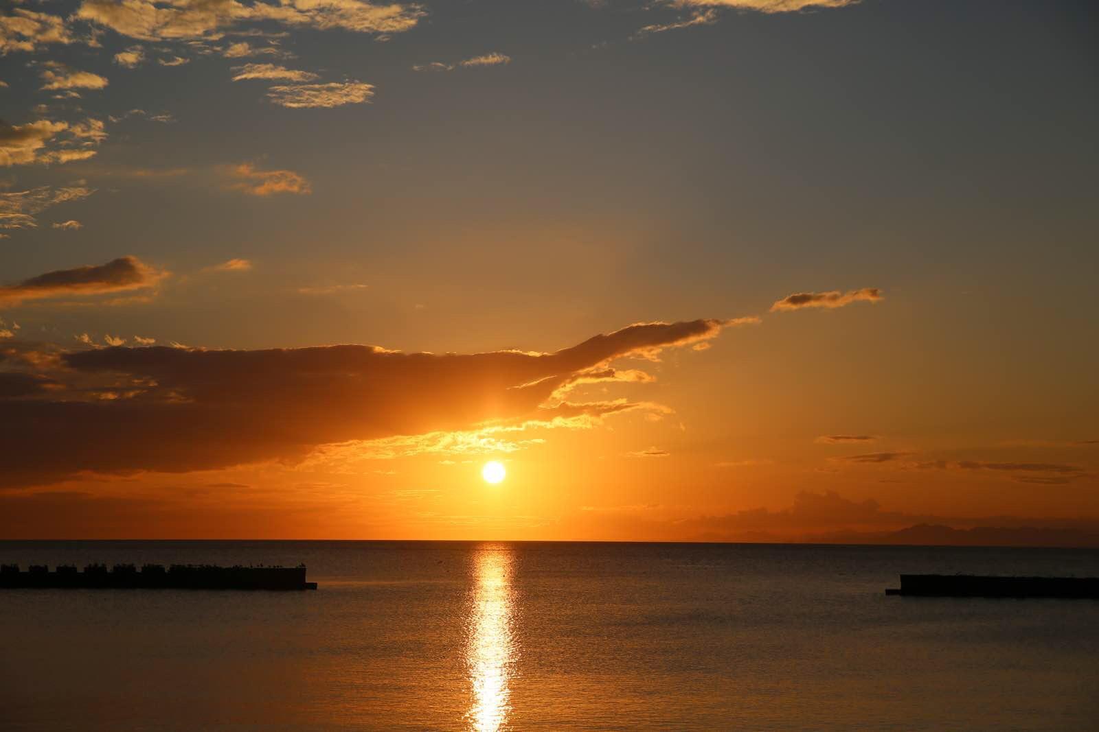 傍晚的伊豆土肥港,夕阳西下,落日余晖,又是一道风景线