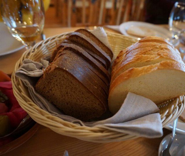 俄罗斯黑面包,带酸味.据说以前只有贵族才吃得起. 圣彼得堡小木屋