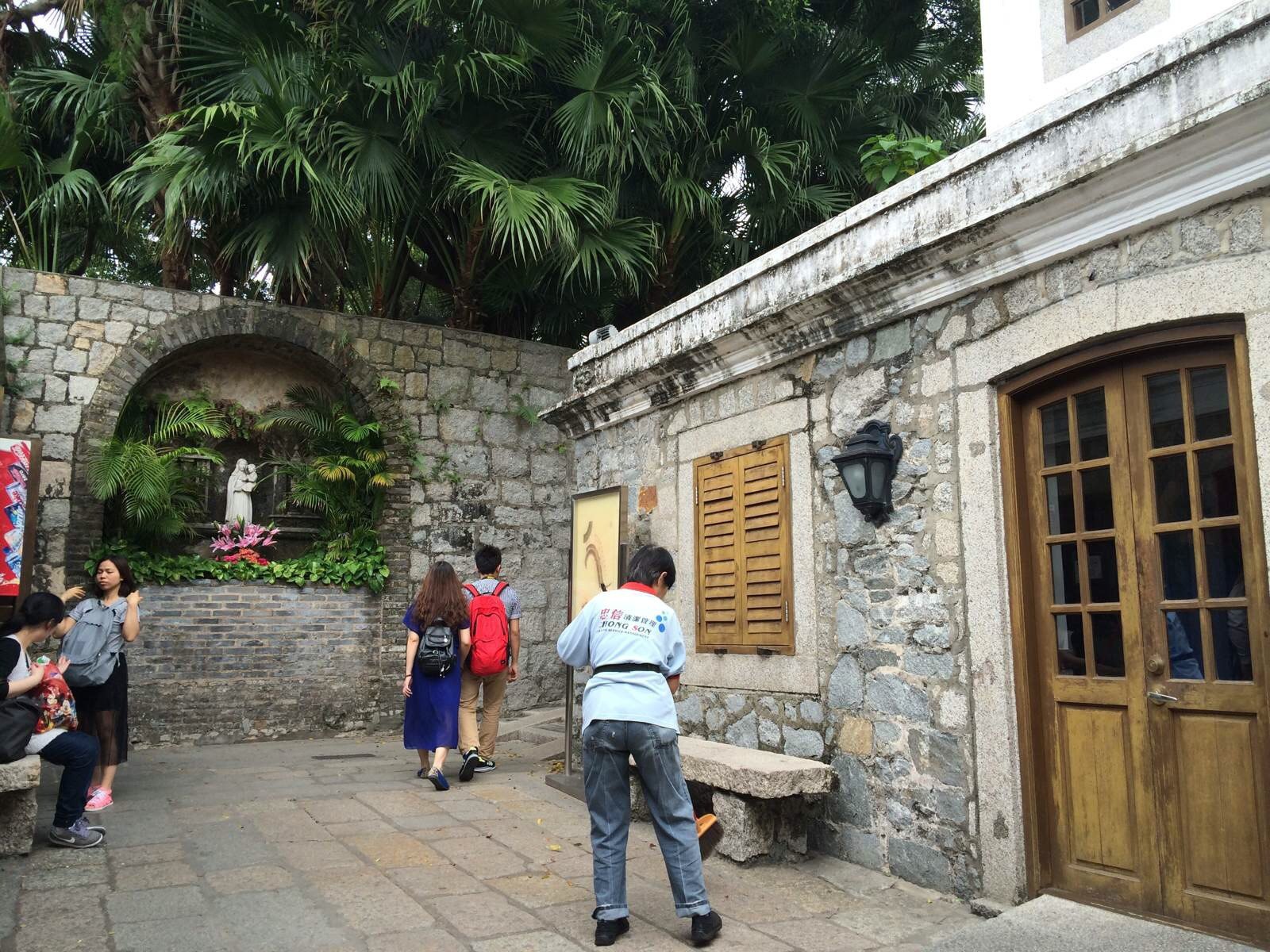 大雄宝殿正对禅院,庄严宏纬,供奉三尊三宝佛像,皆为丈八金身,魁梧雄伟,其中之一为佛祖释迦牟尼,还有燃灯佛与弥勒佛。 殿旁悬有一个铜钟,古色斑驳,已有三个半世纪的历史。殿顶的头瓦脊,镶有明朝琉璃瓦及精工镶嵌的石湾公仔,栩栩如生,维肖维妙。 次殿是长寿佛殿,供奉长寿佛,佛像安详,象征佛陀普渡众生的精神。