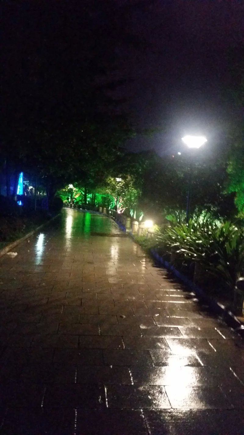 晚饭后街头下起下雨,走在这样惬意的小路上感受桂林带给我们的别样