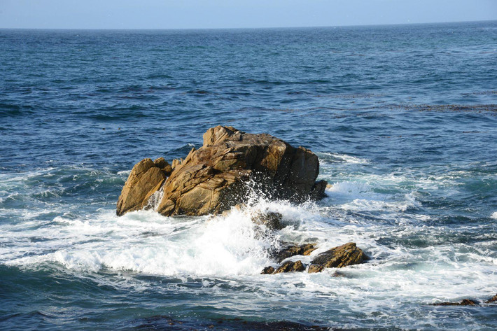                    海浪拍打礁石