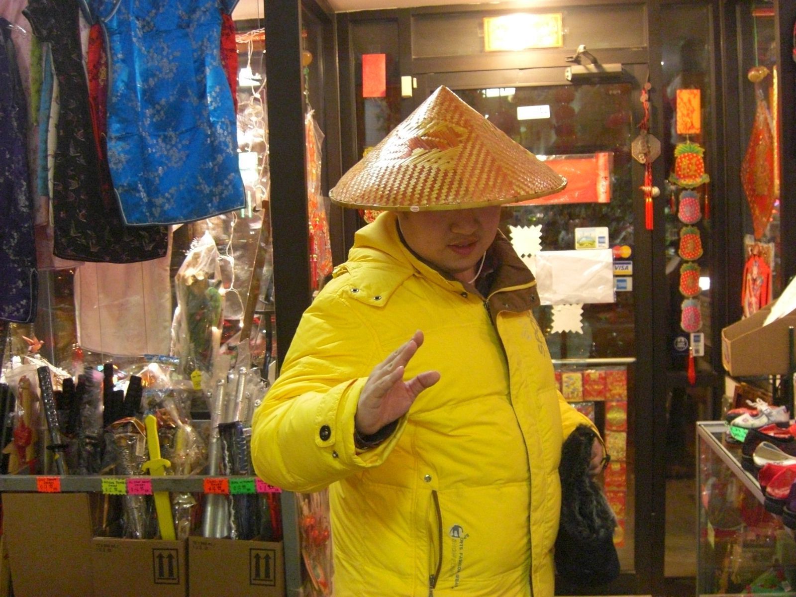 当时很想买这个斗笠,留着以后万圣节扮功夫熊猫 芝加哥中国城