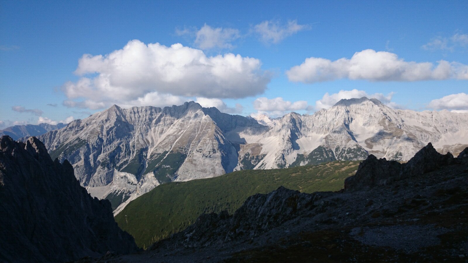 因为冰川运动形成的山峰显得特别sharp