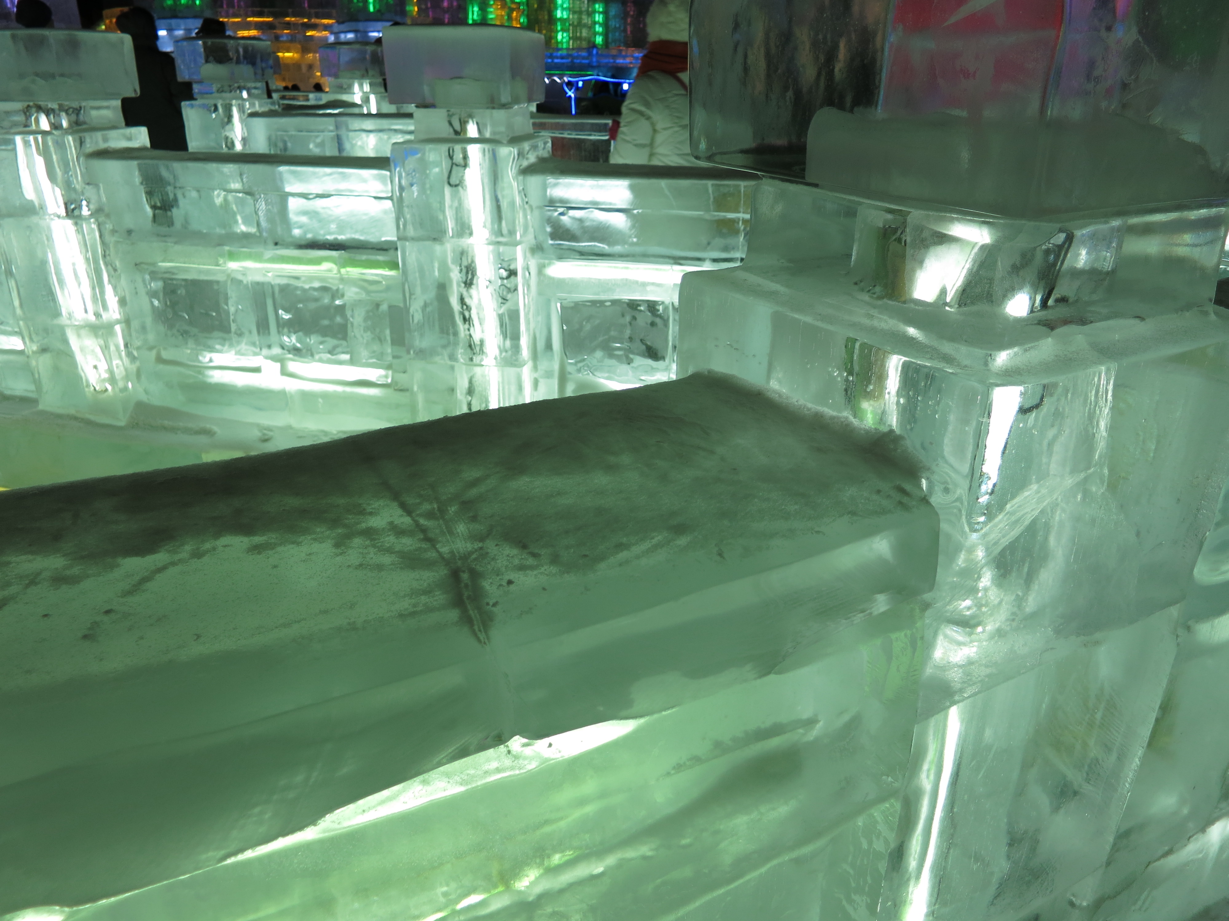 电影里那些古墓里的冰床估计就这这么来的吧 冰雪大世界