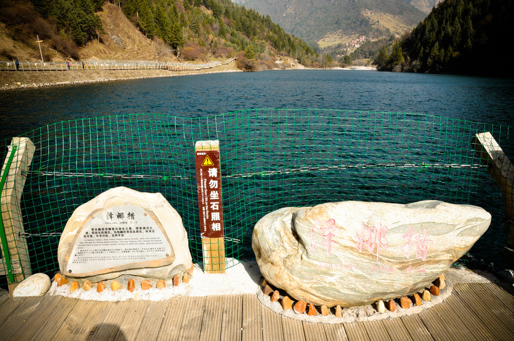 奶子沟,达古冰川,色尔古藏寨,三奥雪山,热水塘温泉等自然景观;还有