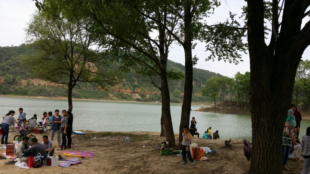 闲逛陕西富县柳梢湾水库,看闲人开房车钓鱼