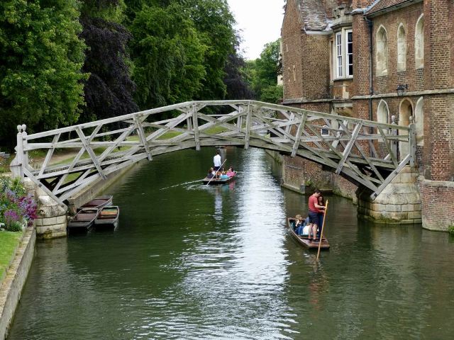 图为著名的剑桥"数学桥"