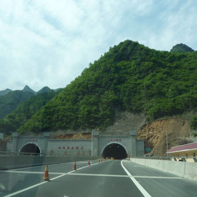 大巴山隧道四川与陕西的分界线,界牌在隧道内约2.5公里的地方