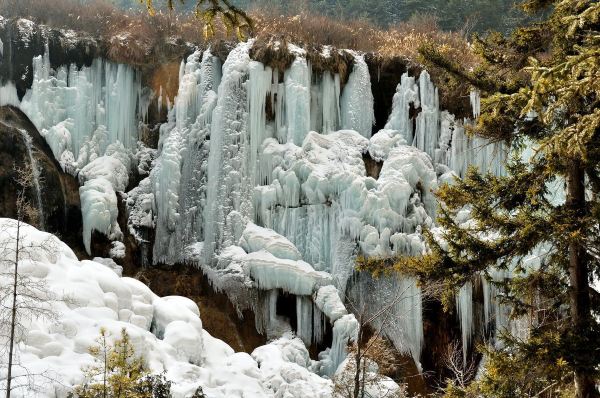 九寨沟以翠海(高山湖泊,叠瀑,彩林,雪山,藏情,蓝冰"六绝"驰名中外