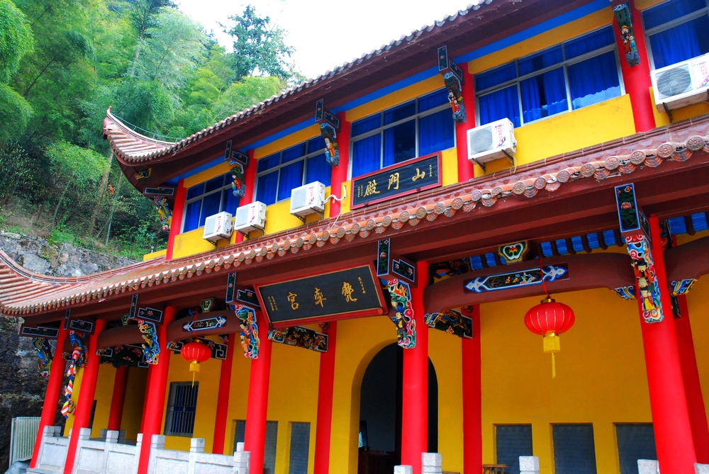 又路过一处新建的寺院,二层铝合金窗和空调很煞风景. 九华山