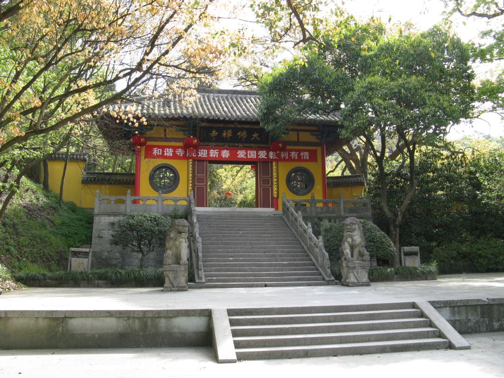 进入大佛寺,便有古诗 "僧过不知山隐寺,客来方见洞开天."之感.