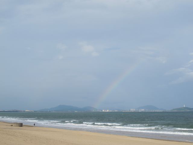 它与亚龙湾,大东海湾,三亚湾,崖州湾并列三亚五大名湾,风光旖旎