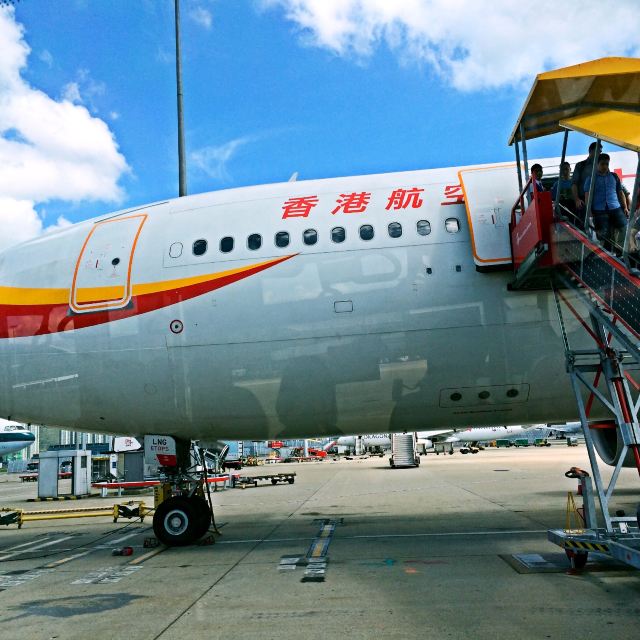 香港国际机场设有96个停机位,两条跑道,24小时全天候