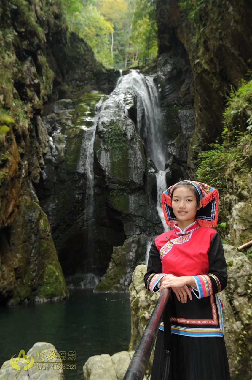 1,万丈岩景区 景区主要景点有:太婆寨,五彩峡谷(公溪河峡谷及罗溪河