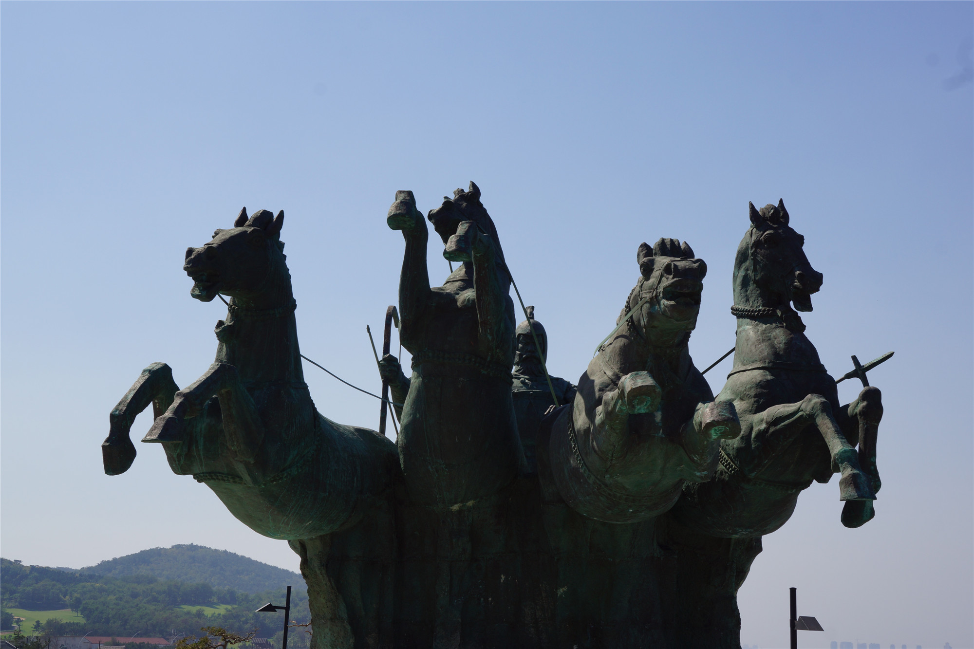 养马岛上这组雕塑非常抢眼.