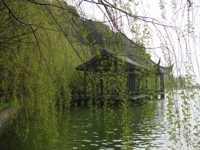 湖水碧碧,杨柳依依.能够拍到这样几幅图片,也算是不虚此行了吧.